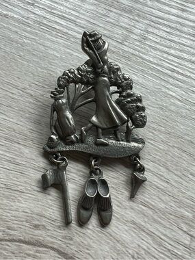 VTG Lady Golfer L.C.D. Lindsey Claire Pewter Lapel Pin Dangling Flag Tee  Shoes